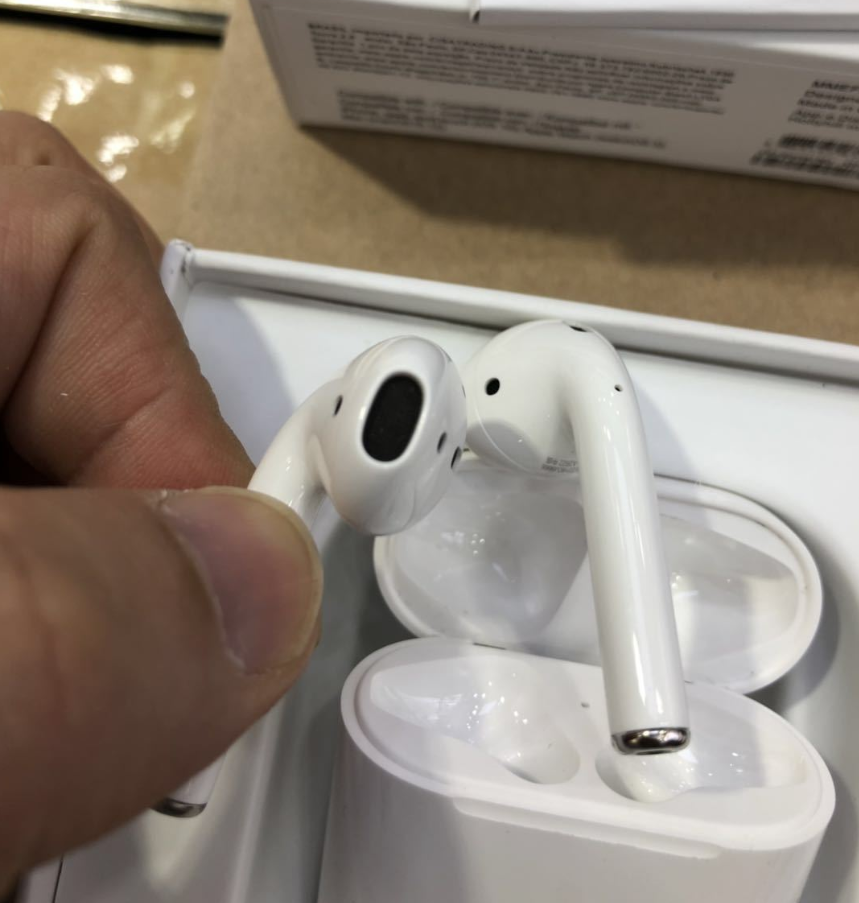 White Wireless Stereo Earphones